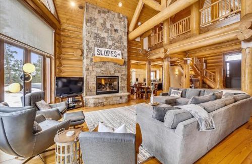 Baldy Mountain House | Experience Goldenview Lodge, a beautiful log home with multiple decks, stunning views and hot tub