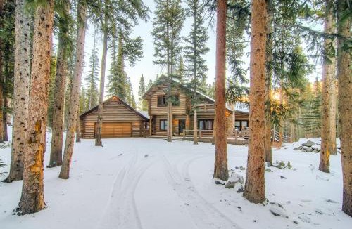 Breckenridge House | Experience luxury at Bear Lodge, a spacious 6 bedroom retreat in Breckenridge