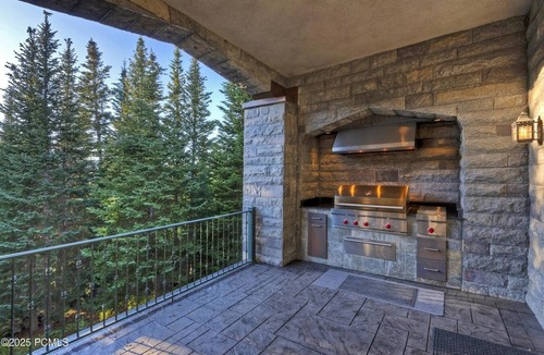 Park City House | Experience luxury at Colony Ski Castle, heart of Park City, perfect for ski and family