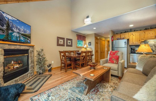 Fall River Estates Condo | Fall River Riverfront Condo + Private Hot Tub