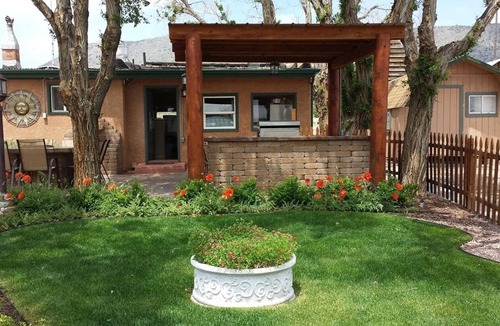 Canon City Cabin | Family-Friendly Cabin with Fire Pit, BBQ, Picnic Area, and Free Parking