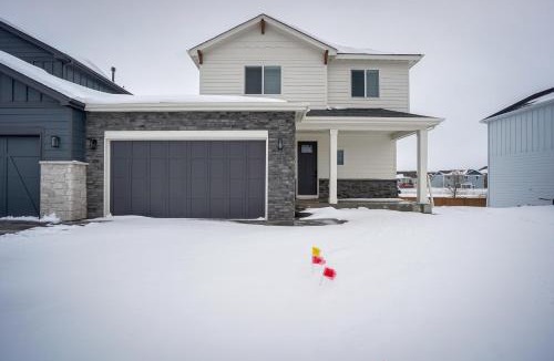 Windsor House | Family-Friendly Townhome ~ 2 Mi to Windsor Lake!
