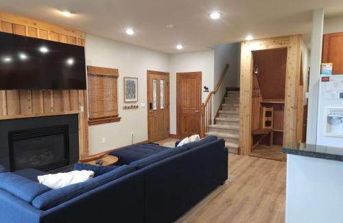 The Highlands House | Family Hot Tub MountainScape Chalet Paradise