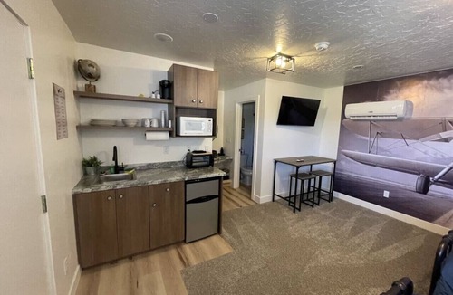 Jensen House | Family reunion and corporate retreat lodge near Dinosaur National Monument, sleeps up to 40