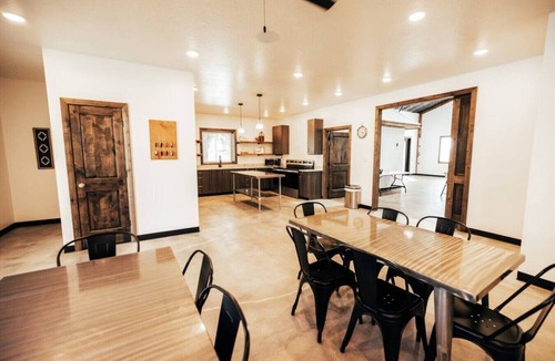 Jensen House | Family reunion and corporate retreat lodge near Dinosaur National Monument, sleeps up to 40