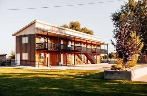 Jensen House | Family reunion and corporate retreat lodge near Dinosaur National Monument, sleeps up to 40