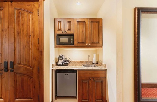 Vail Hotel | Fantastic Getaway! Amazing Mountain View w/Hot Tub and Parking!