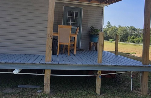 Cottondale House | Farmhouse room 15minutes to, caverns state park Falling waters chipley Florida