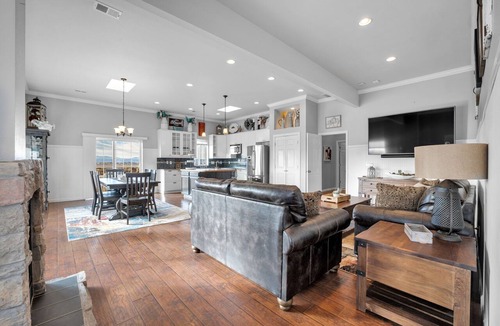 Parker House | FARMHOUSE W/MOUNTAIN VIEWS!