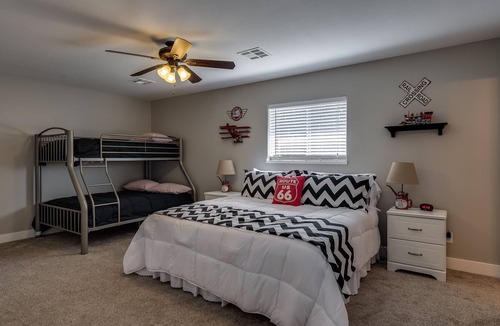 La Verkin House | Fast WiFi, 6 bd, 4.5 ba, sleeps 22 in beds, SwingSet Foosball PingPong pool tbl