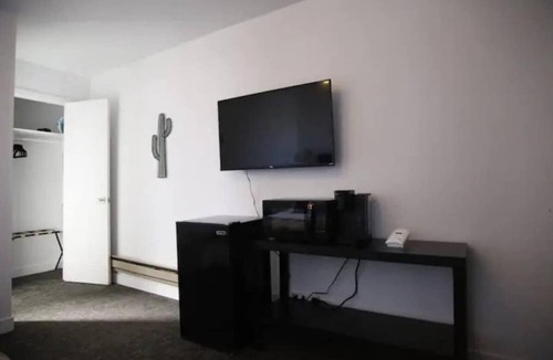 Fillmore Apartment | Fillmore Lodge: Cute Queen Room at Special Rate!