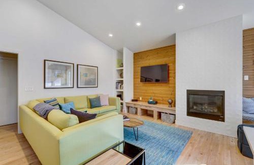 Grand Lake House | Fireplace & Deck: Modern Cabin in Grand Lake!
