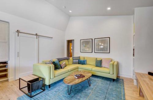 Grand Lake House | Fireplace & Deck: Modern Cabin in Grand Lake!