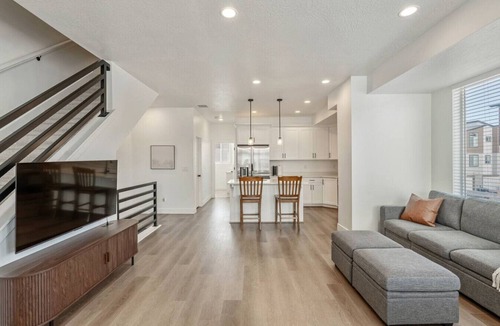 Sandy Villa | Foothill Flat | Brand New | Garage | Near Ski Canyons