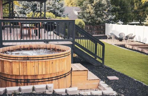 Applewood Villages House | For Families and Large Groups Hot Tub Turf Yard Outdoor Dining and Games