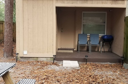 Gainesville House | Fully Equipped 2 BR 1.5 BA Townhome, AC, WiFi, TVs, Pest Ctrl in Gainesville, FL