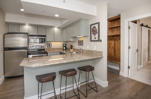 Vail Condo | Fully remodeled with AC, steps from Gondola | W203