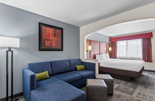 Englewood Hotel | Fun and Relaxing Suites Close to Denver Tech, Trails, Shopping & Entertainment