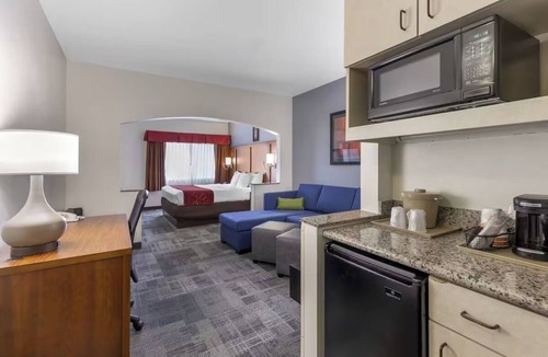 Englewood Hotel | Fun and Relaxing Suites Close to Denver Tech, Trails, Shopping & Entertainment