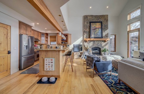 Steamboat Springs Ski Chalet | Fun Family Jaunt to Modern Chalet Chef's Kitchen Hot Tub AC EV