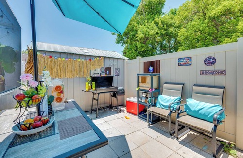 Orchid Lake Village House | Fun in the Sun! Vibrant Port Richey Home w/Lanai