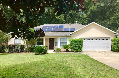 Gainesville House | Gator Alumni House with Private Backyard. 2 Miles From Campus & 1 Mile from I-75