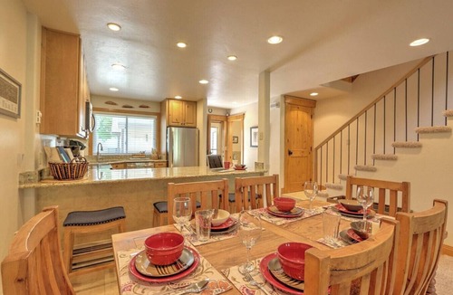 Carbondale Condo | Golf Course Condo w/Fireplace & 2 Fishing Badges!