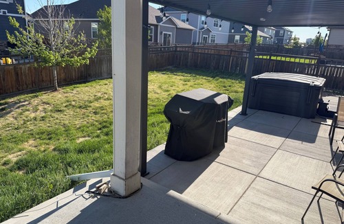 Aurora House | Gorgeous 5-bedroom house with AC and hot tub by Gaylord Resort and DIA