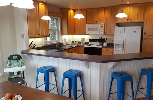 Arcadia Cottage | Gorgeous Lakefront House, AC, Private Dock, Kayaks, Canoe, Paddleboards.