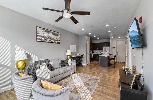 Draper House | Gorgeous Stay-Stocked Kitchen-HotTub-Gym-Wifi