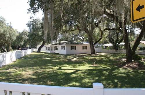 Fedhaven House | Gorgeous Waterfront 3-bedroom house with AC in charming Lake Wales. With docks