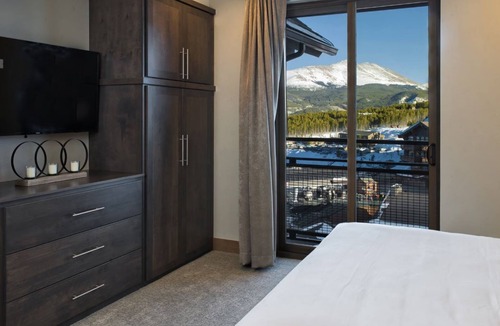 Peak 8 Resort | Grand Colorado Peak 8/1BR Suite/Apr 12–19/Sun Check-In/Ski-In/Ski-Out