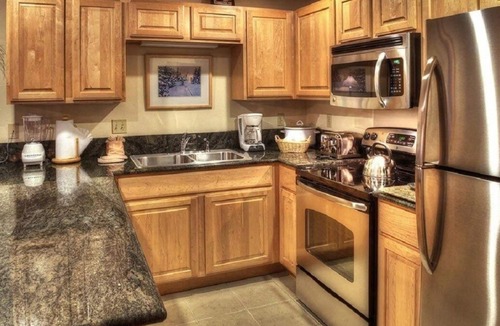 Four O'Clock Cabin | GRAND TIMBER LODGE SKI-IN/SKI-OUT w/LIV ROOM & KITCHEN 600 FEET FROM CHAIRLIFT