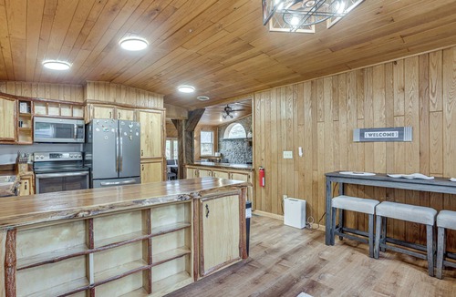 White House | Great for Groups! Spacious Melcroft Home w/Deck