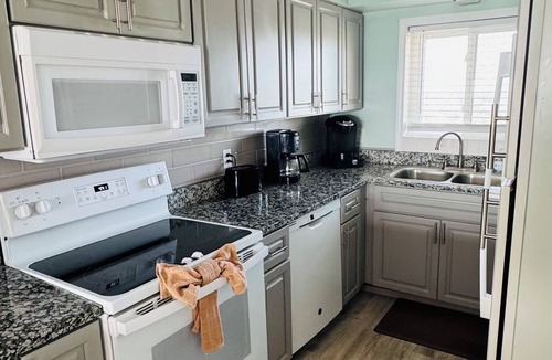 Biltmore Beach Condo | GREAT LAST MINUTE DEAL; 8/22-8/29=1250 Total!5star/Beachfront/FREE Beach Chairs!