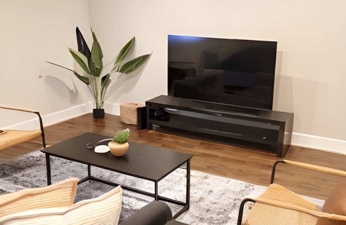 Rogers Park Apartment | Great Layout – Spacious 2BR Apt