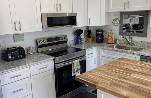 Fort Walton Beach Condo | 🏖️GROUND FLOOR UNIT 🏖SUNSET COTTAGES😎PETS WELCOME🐾 FREEBEACHSERVICE/WI-FI