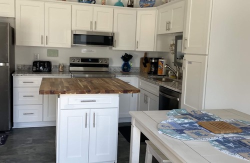 Fort Walton Beach Condo | 🏖️GROUND FLOOR UNIT 🏖SUNSET COTTAGES😎PETS WELCOME🐾 FREEBEACHSERVICE/WI-FI