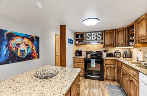 Steamboat Springs Condo | ⭐️ Ground Floor ⎮ Pool, Hot Tubs, Walk to Mtn, Fireplace