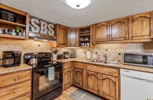 Steamboat Springs Condo | ⭐️ Ground Floor ⎮ Pool, Hot Tubs, Walk to Mtn, Fireplace