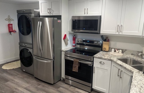 West Jordan Apartment | Guest Favorite, 5 Star Cozy 1-bedroom corporate apartment in perfect West Jordan