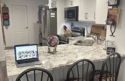 West Jordan Apartment | Guest Favorite, 5 Star Cozy 1-bedroom corporate apartment in perfect West Jordan