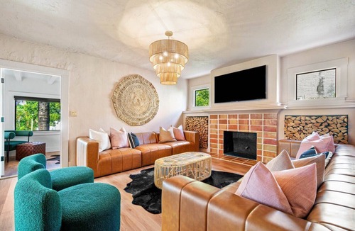 Flamingo Parks Apartment | Hacienda Flamingo Unit 2 - Expansive 3BR Retreat with Style & Comfort