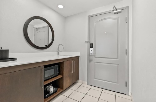 Peru Hotel | Hampton Inn & Suites Peru