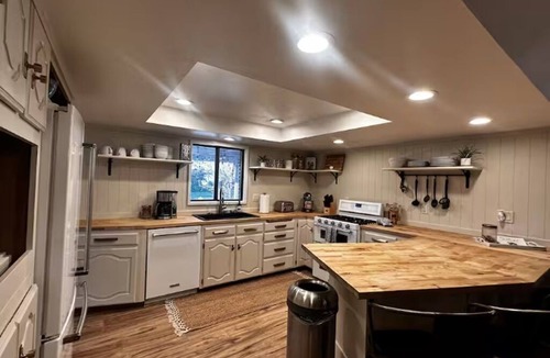 Price House | Helper Hideaway: 2 acres, Hot Tub, Fire Pit, 10ppl