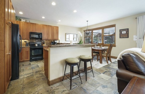 The Highlands House | Highland House | Hot Tub & Free Ski Shuttle!