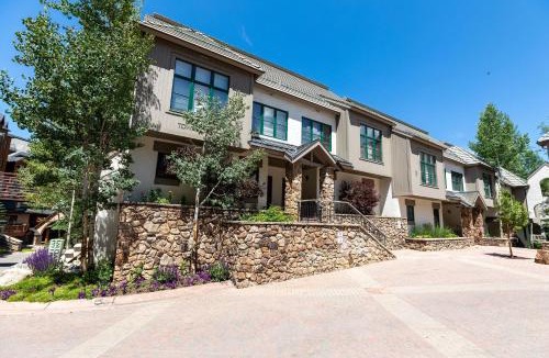 Highlands Townhomes Apartment | Highlands Townhome by Vail Realty