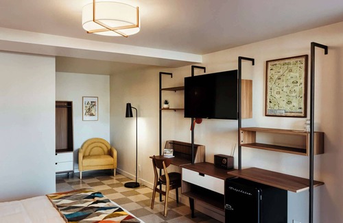 Hale Apartment | Highway Daydream | La Vista Motel | 106