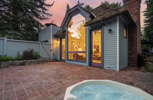 West End House | Historic Charm close to Aspen Mtn; Mtn views, hot tub and walkable to town!