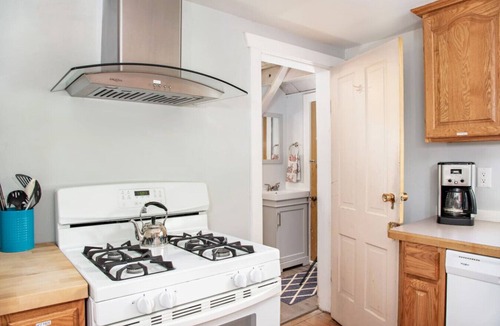 New Castle House | Historic Dwntwn Home, Warm & Charming,13 Mi to GWS
